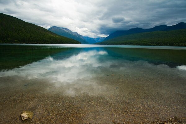 Lago limpio y montañas verdes