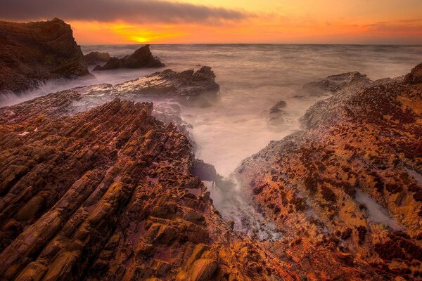 Bellissimo tramonto e costa rocciosa