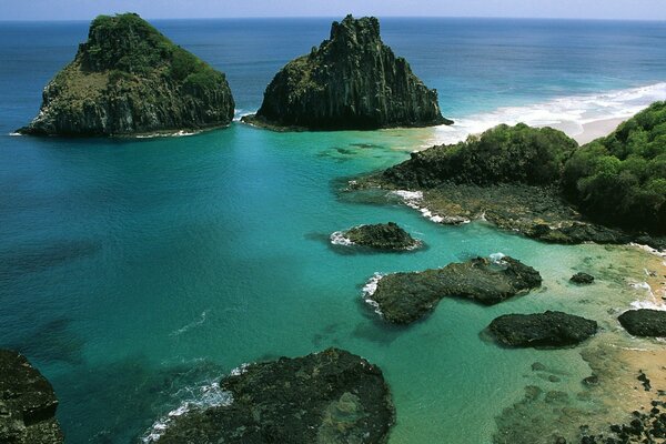 Roches dans la mer. mer bleue. mer claire