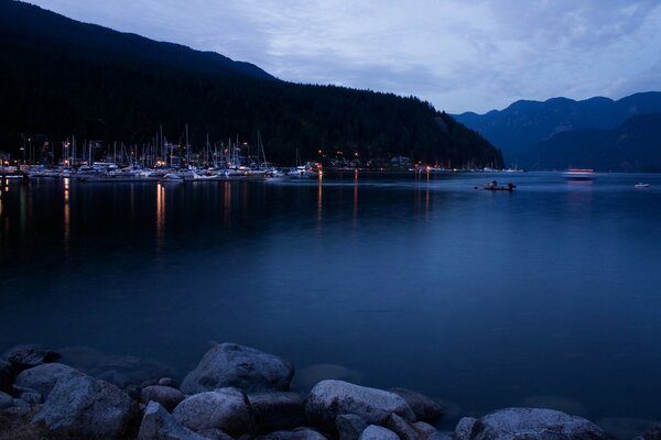 Noche brillando luces muelle