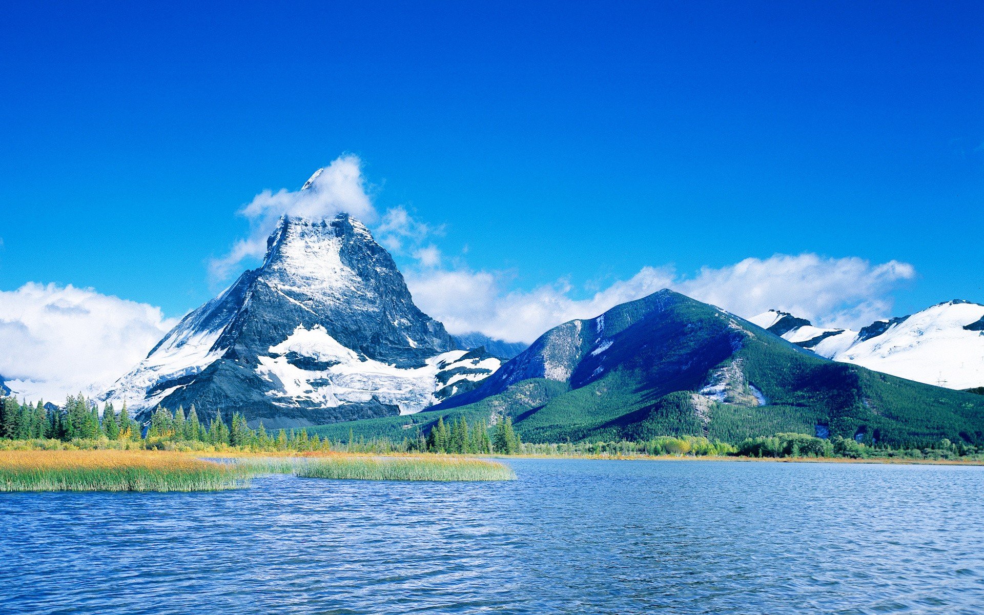 lago montañas nubes azul