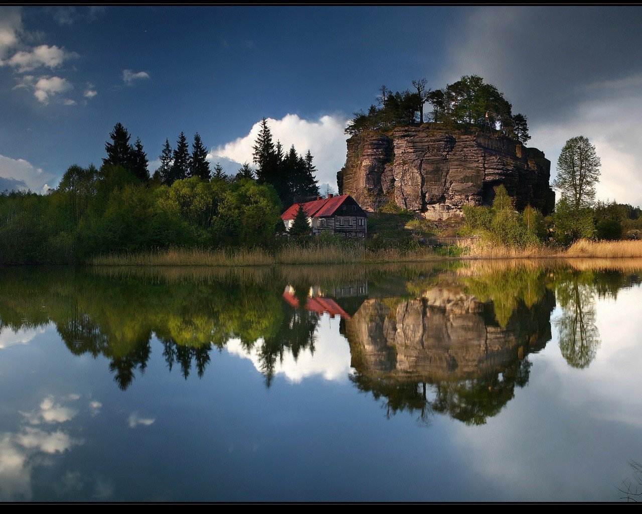 reflexión lago árboles casa nubes cielo