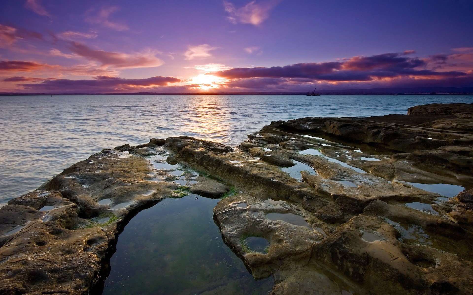 камни вода закат