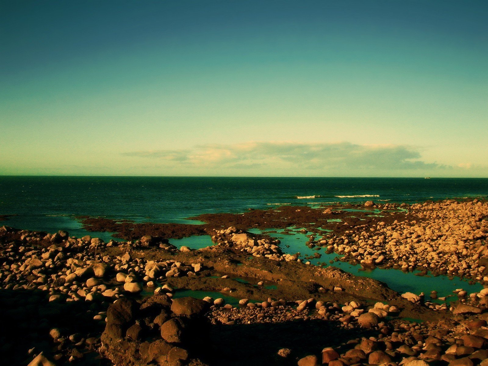 tones beach horizon