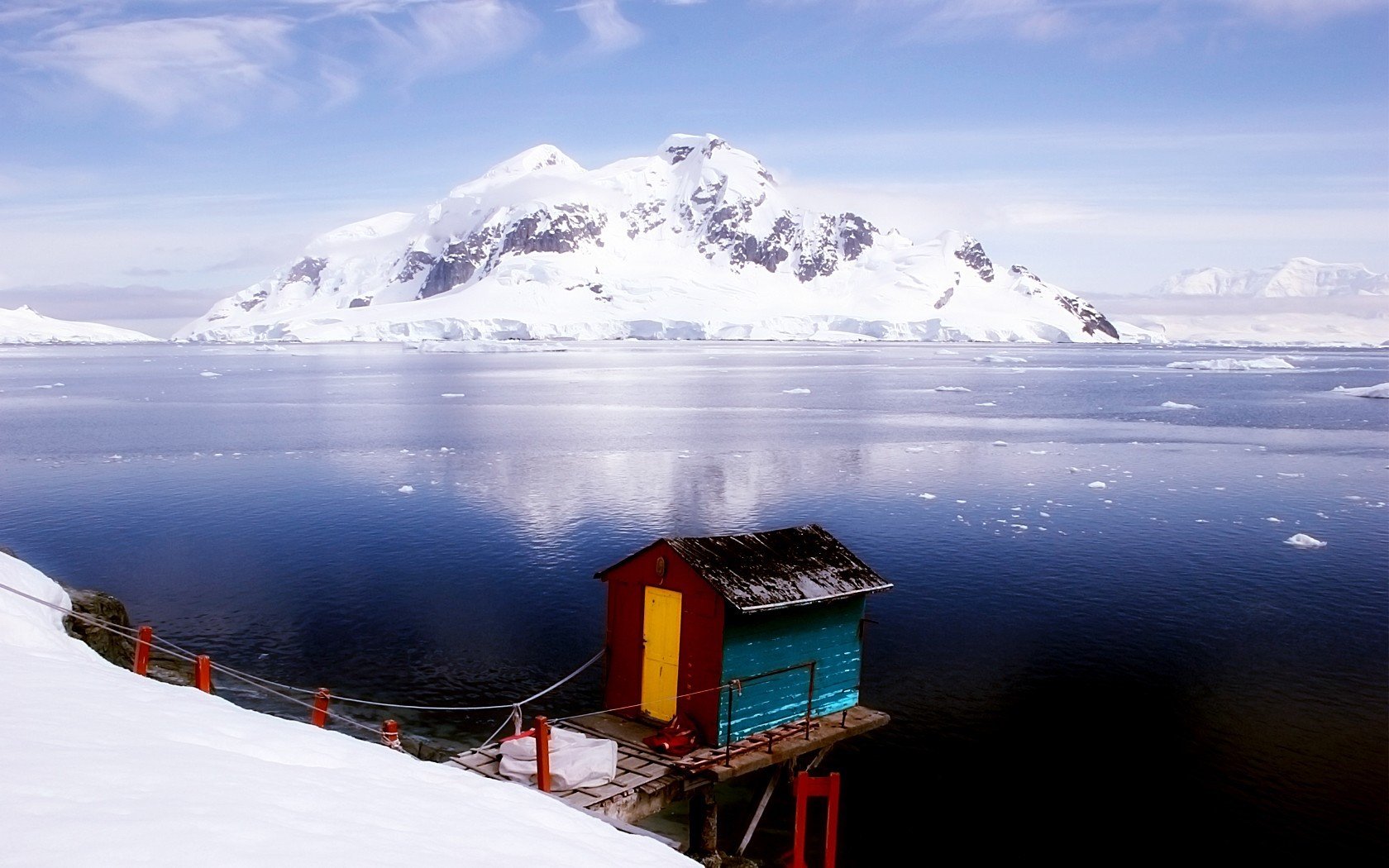 montañas cabaña nieve