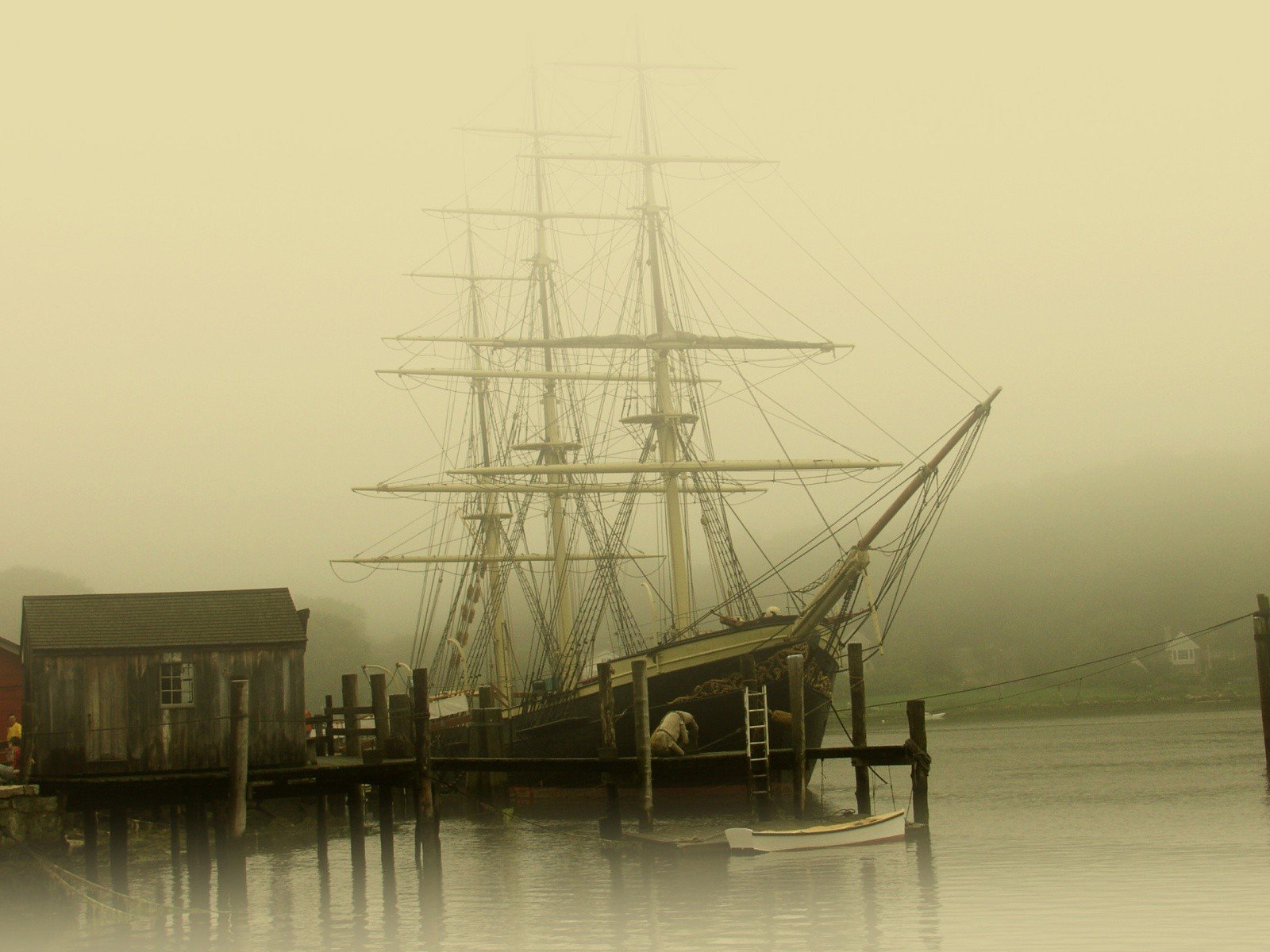 velero muelle niebla