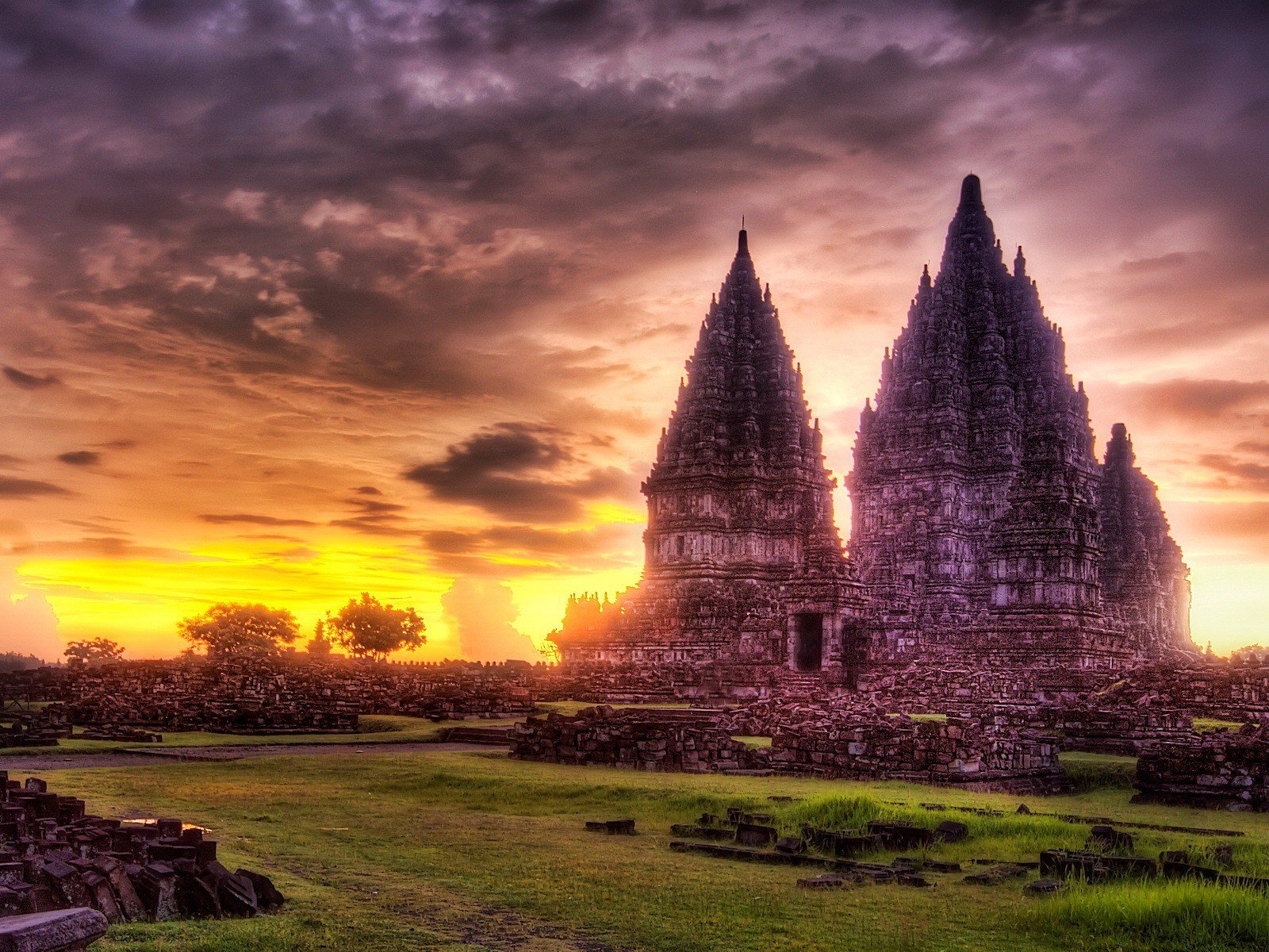 temple coucher de soleil nuages