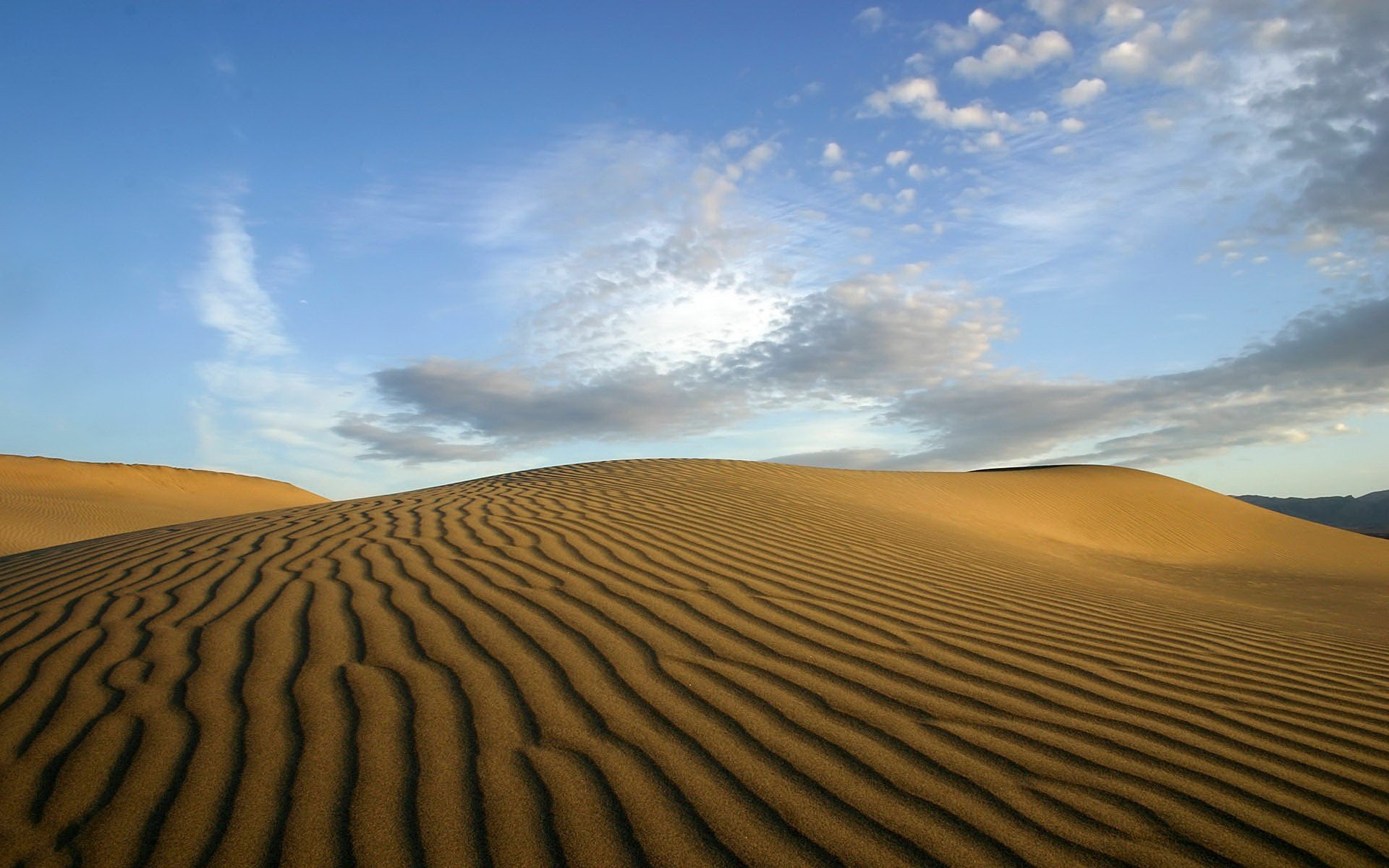 arena desierto nubes