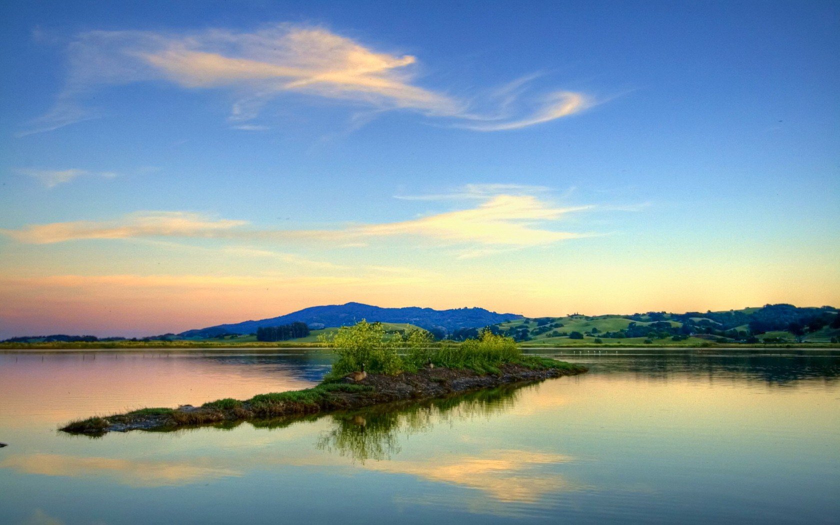 nuages ciel lac eau collines