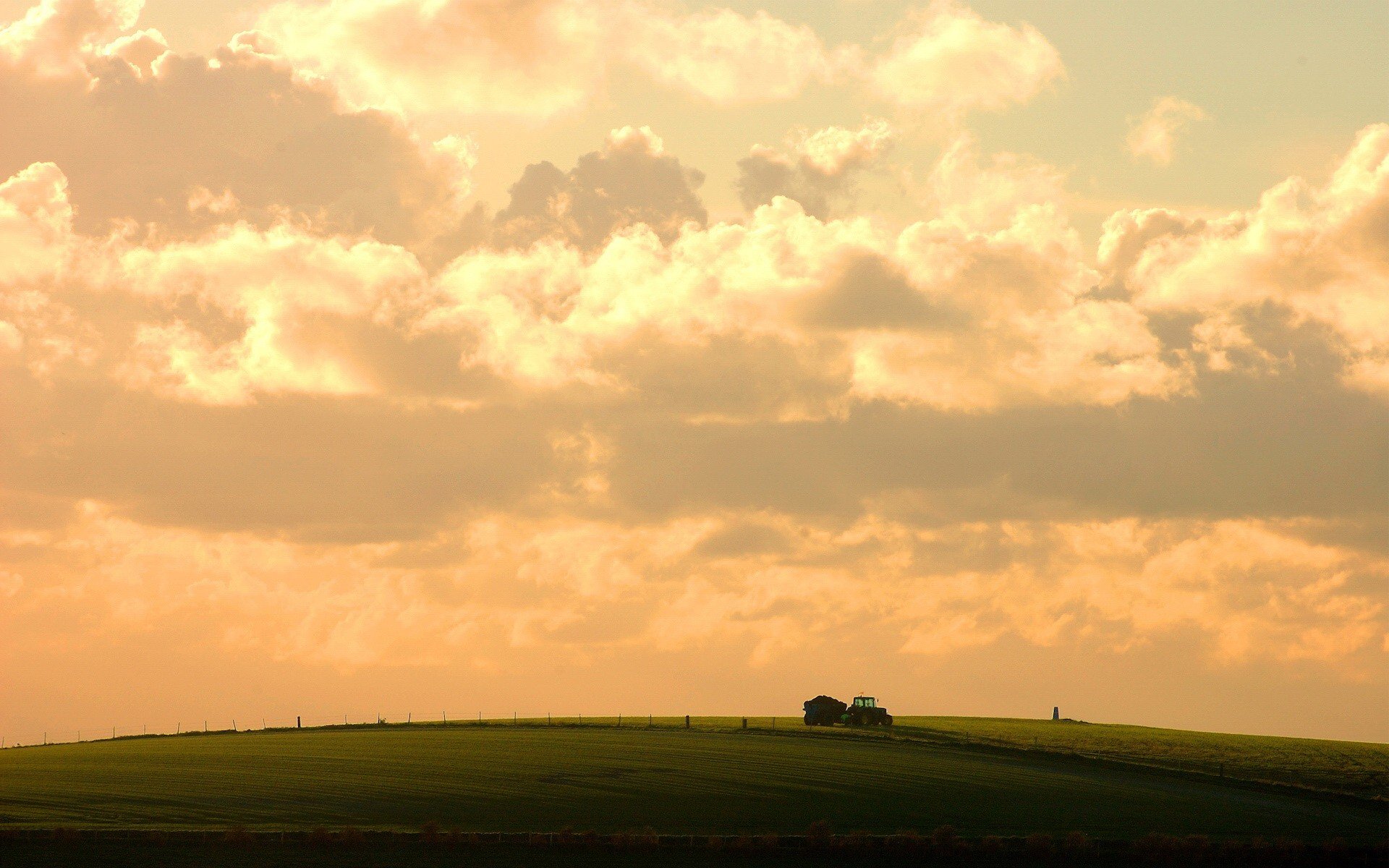 campo tractor cielo nubes