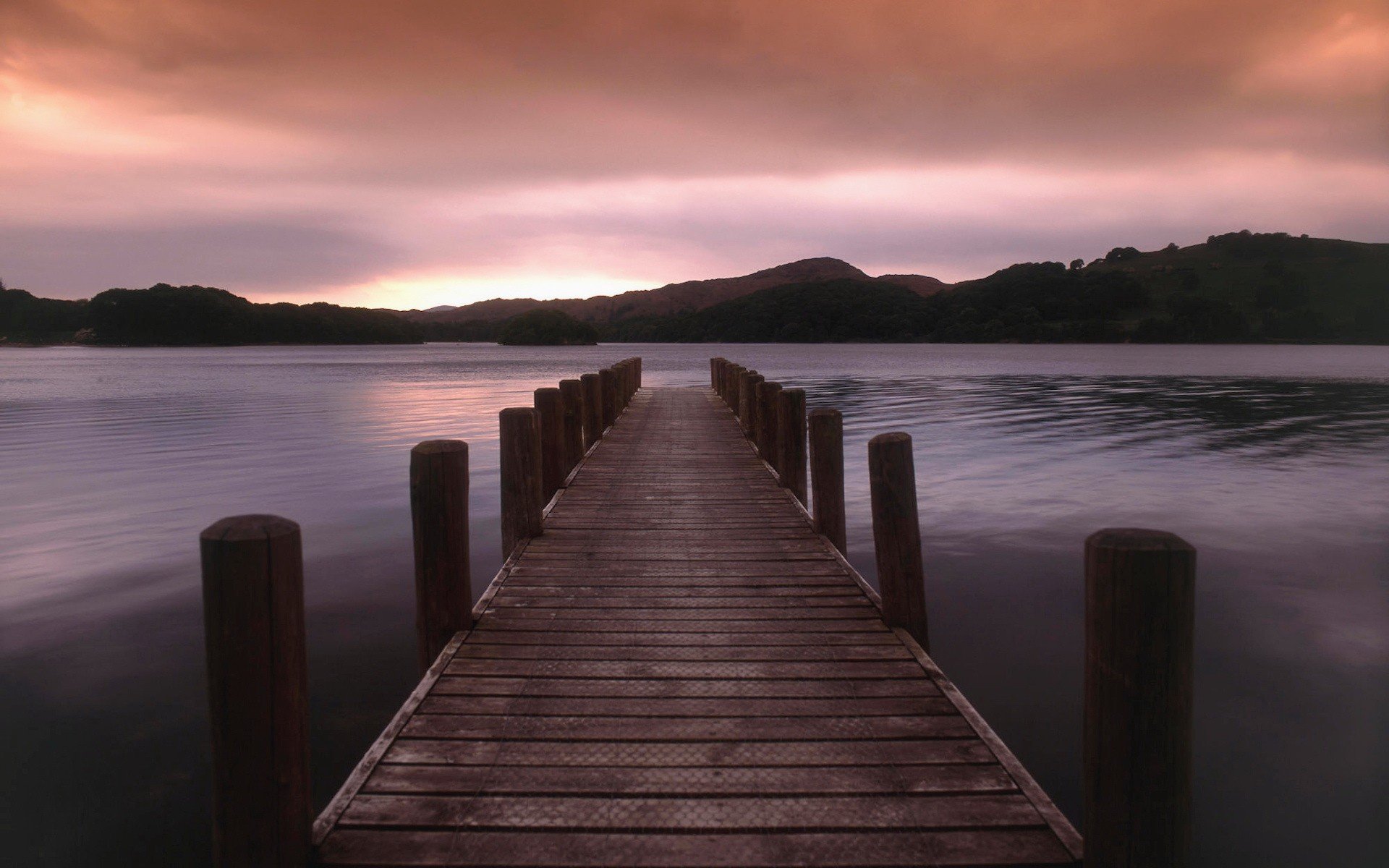 lago colinas puesta de sol muelle