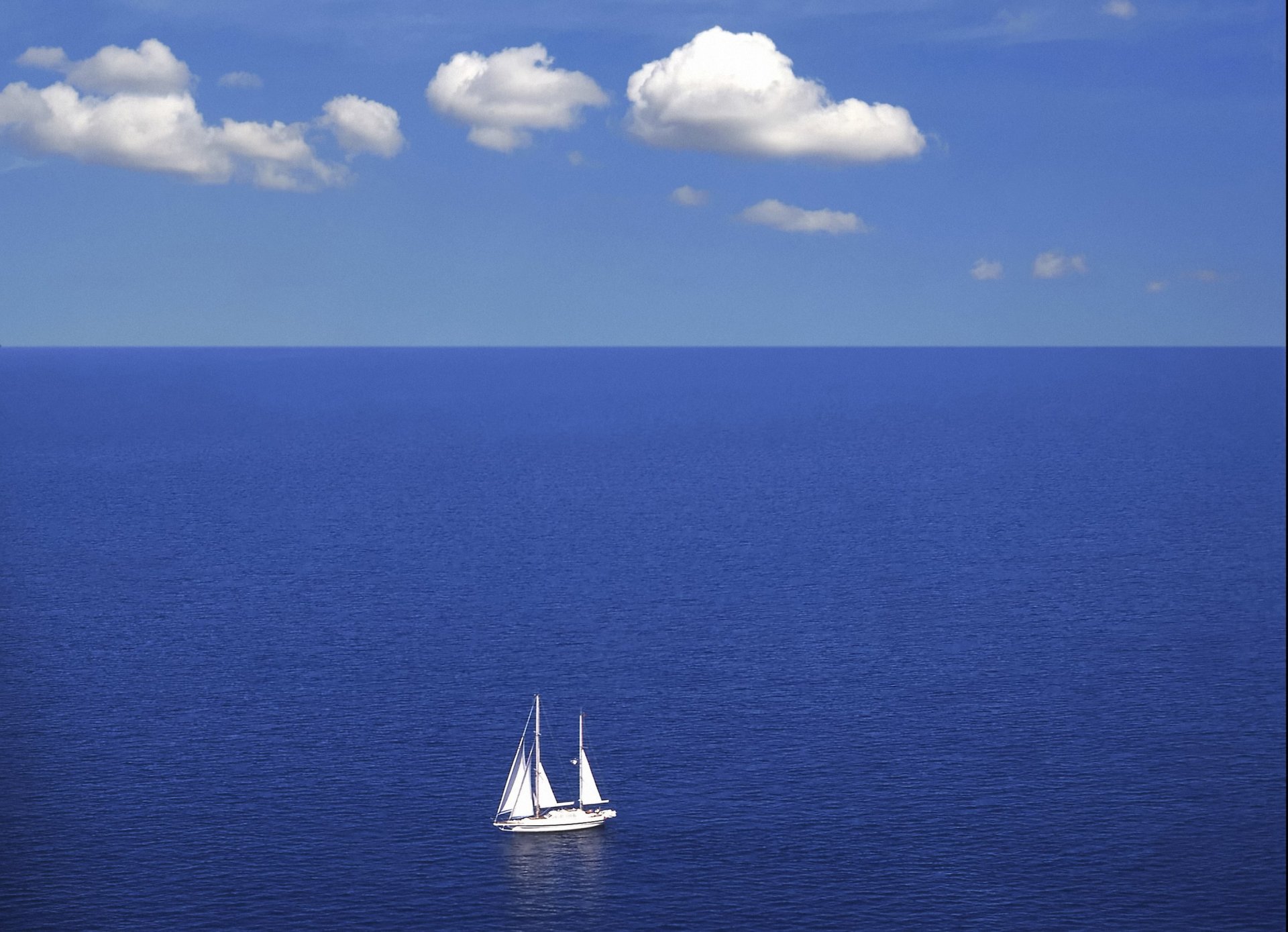 yacht mer nuages horizon bleu