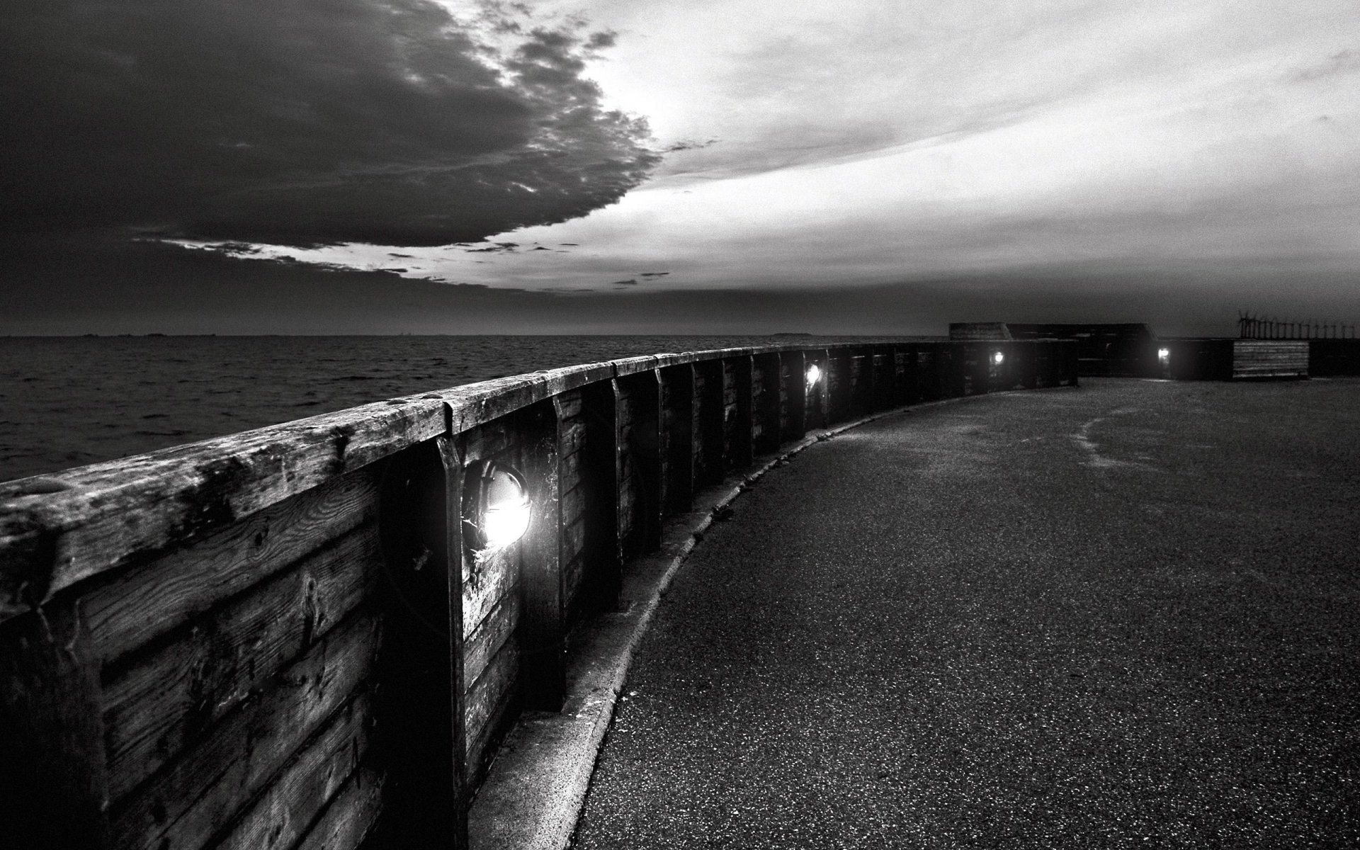 quai noir et blanc nuages