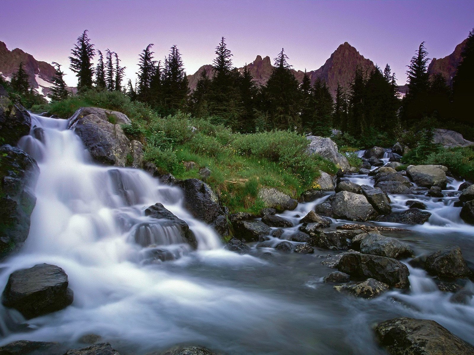 wasserfall steine gras bäume berge