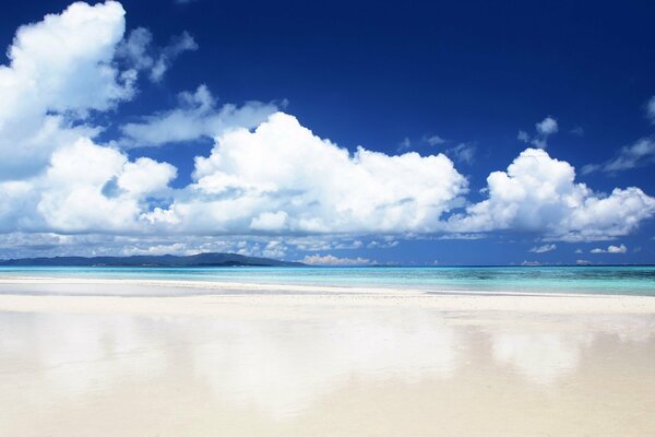 Côte de sable de mer et nuages