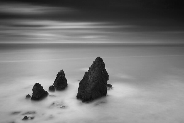 Rocas negras bajo un cielo oscuro