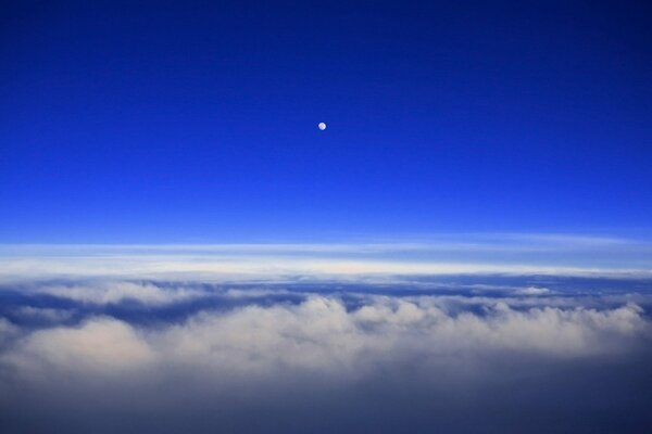 Ciel bleu. Nuages blancs