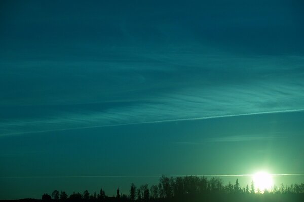 Sonnenuntergang mit grünem Himmel Hintergrund