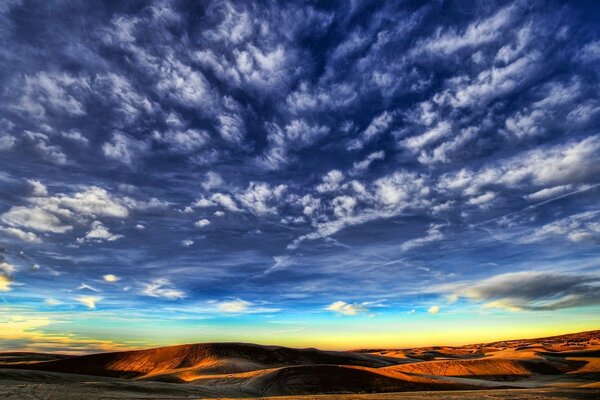 Colline desertiche su uno sfondo di nuvole