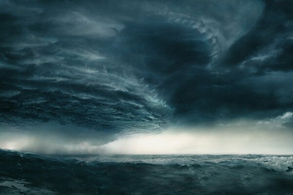 Mer agitée. Nuages en forme de gueule de requin