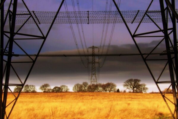 Líneas eléctricas en el campo. Torres bajo tensión