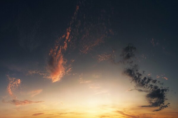 Cielo serale con nuvole pittoresche