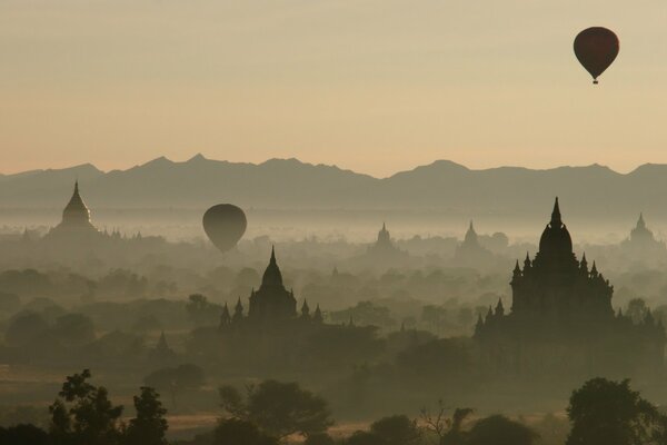 Palloncino. Chiese nella nebbia