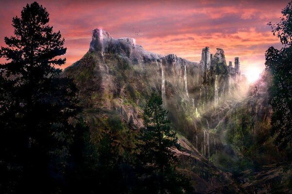 Cascata fantastica tra le montagne nascoste dagli alberi