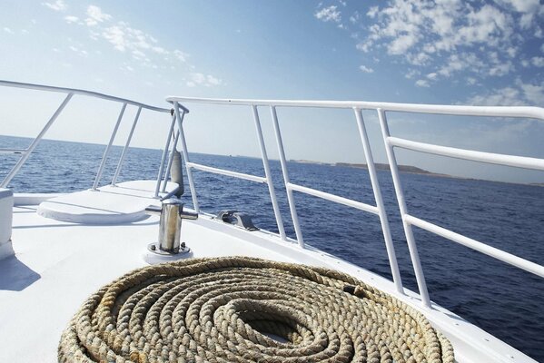 Nella brezza del mare, yacht a vela