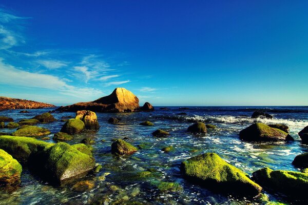 Increíblemente hermosas piedras en el mar