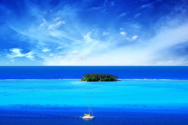 Mar azul, islote y barco