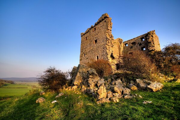 Rovine su uno sfondo di erba e nuvole