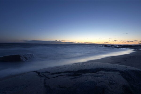 Horizonte nocturno en la costa