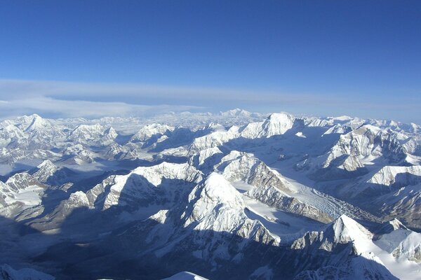 Montagne nella neve e cielo blu