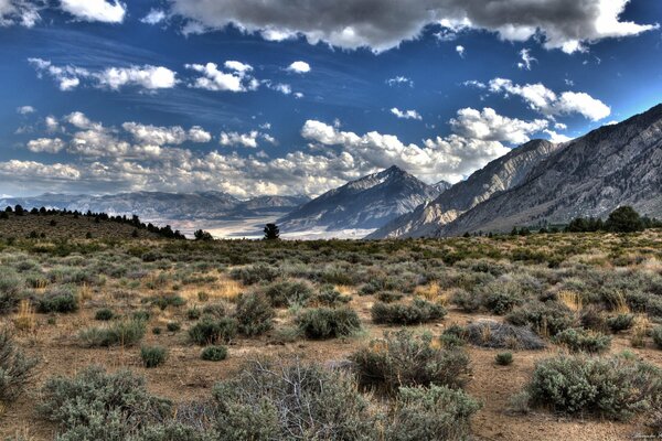 Nuages sur fond de montagnes