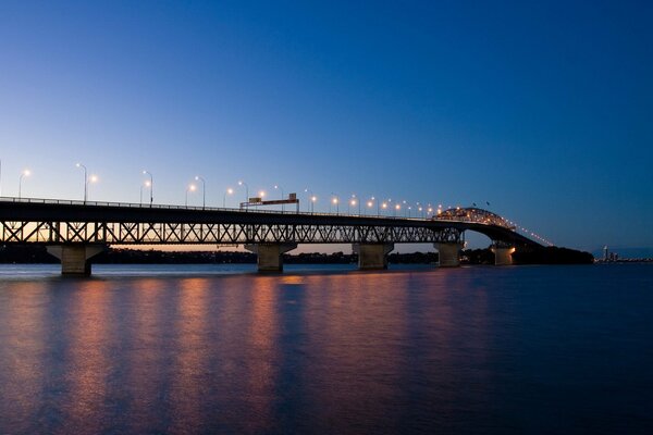 Belle photo du pont avec des lumières du soir