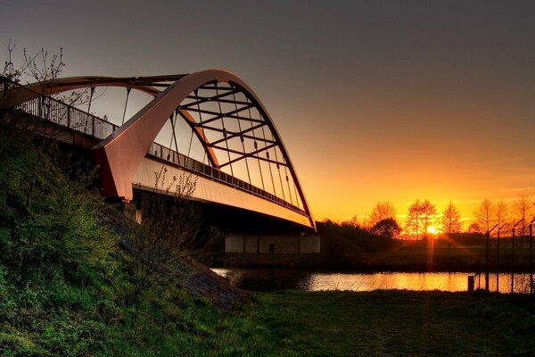 Flussbrücke bei Sonnenuntergang