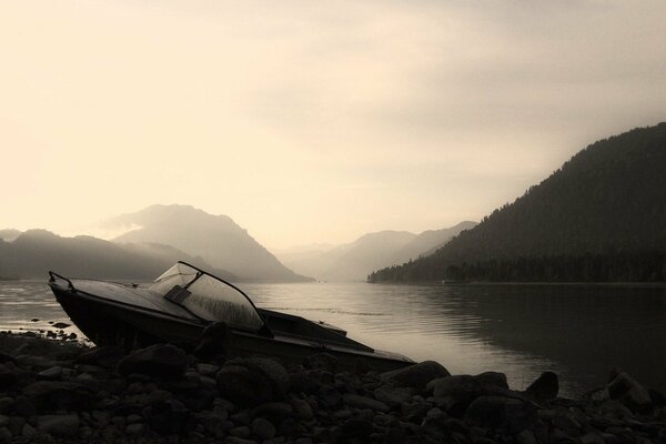 Lac A. Bateau noir et blanc sur les rochers