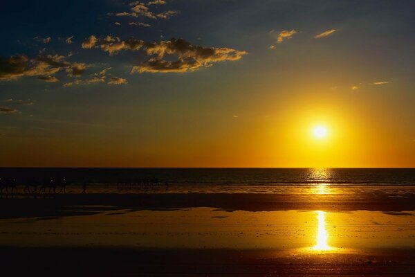 Una encantadora puesta de sol en la playa del mar