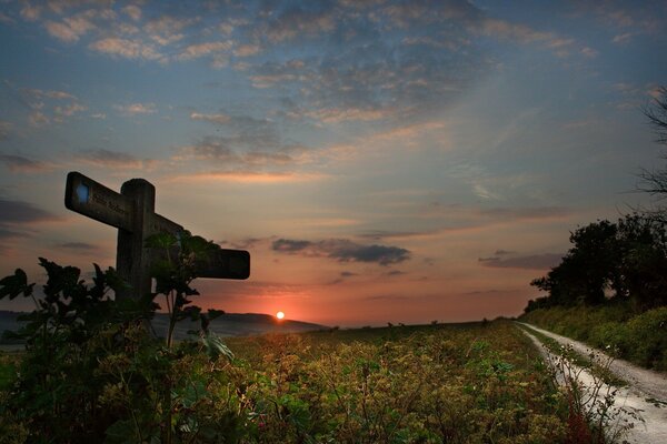 Vecchio cartello al tramonto