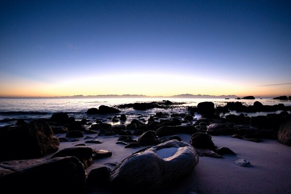 Каменный берег на восходе солнца