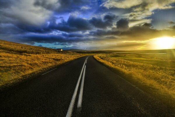 Sole del mattino che illumina la strada