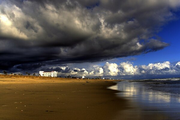 A storm is coming to the sea