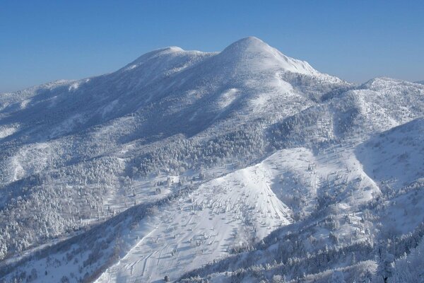 Pendiente azul en Japón invernal