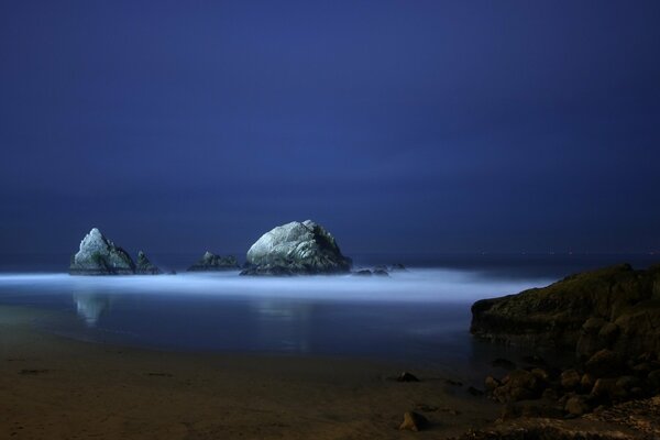 Vista nocturna de los acantilados junto al mar