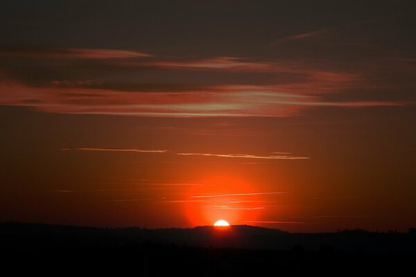 Orangefarbener Sonnenschein bei Sonnenuntergang