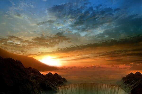 Gran cascada bajo el cielo al atardecer