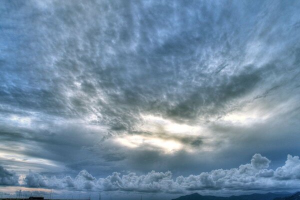 Reflet des nuages dans l eau bleue