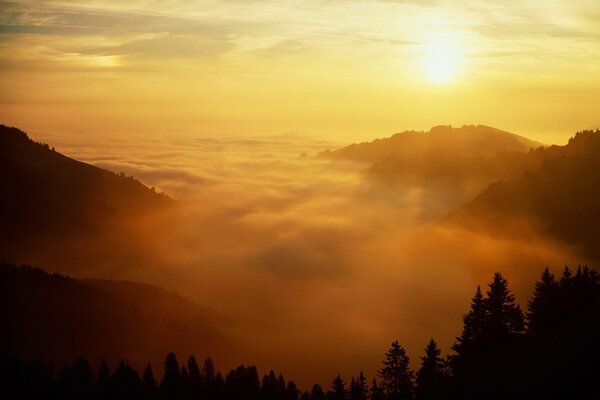 Vista dalle montagne, nebbia e sole