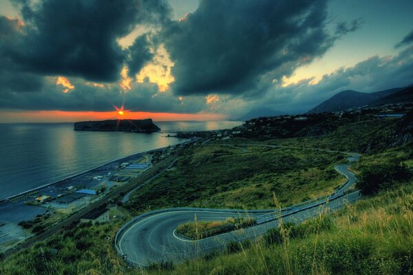 Una lunga strada al tramonto del giorno